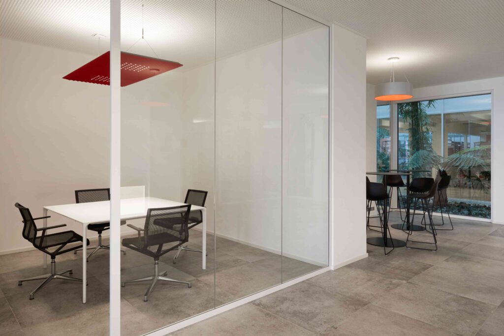 ufficio con aree diversificate