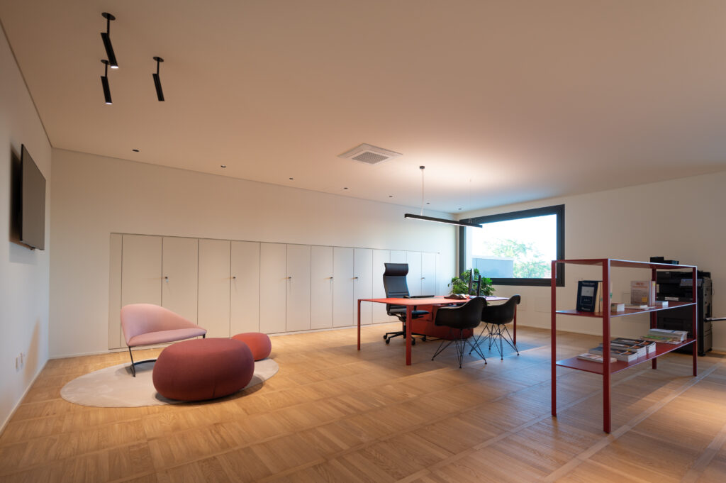 ufficio con scrivania direzionale di design