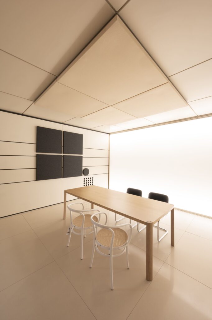 Sala riunioni moderna con tavolo centrale e illuminazione integrata
