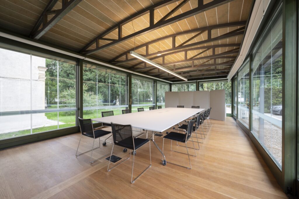 General contractor d'interni: progettazione e realizzazione contract a Treviso, Vicenza e Venezia 5 Sala riunioni con struttura in legno e pareti vetrate