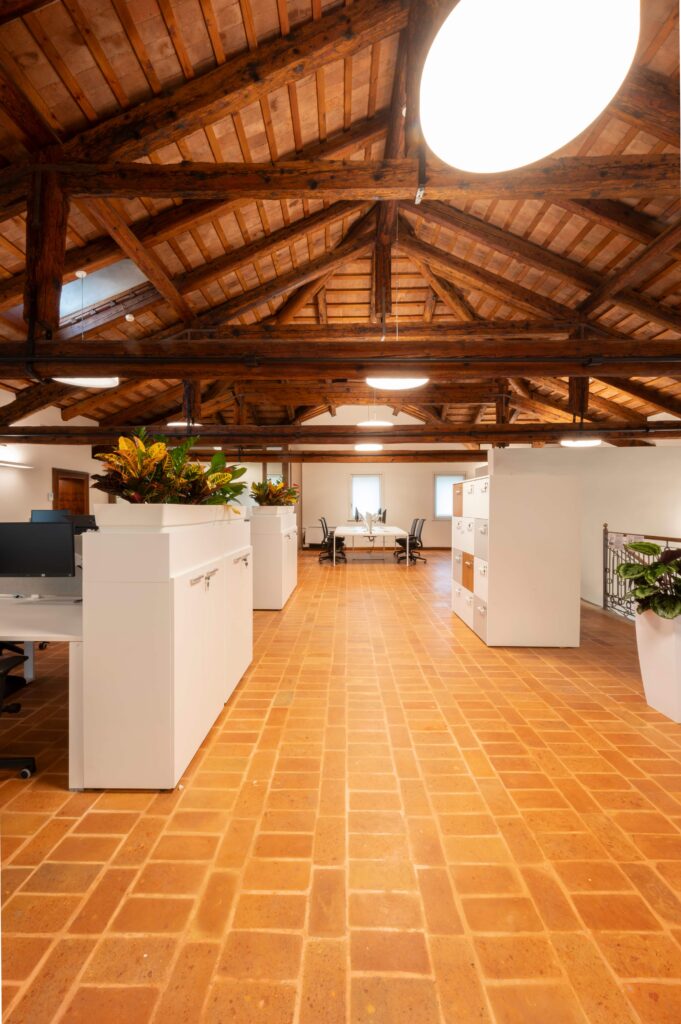 Open space con pareti vetrate e dettagli in legno