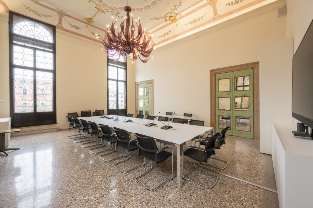 Sala CDA di Palazzo Flangini con tavolo riunioni e finiture di pregio