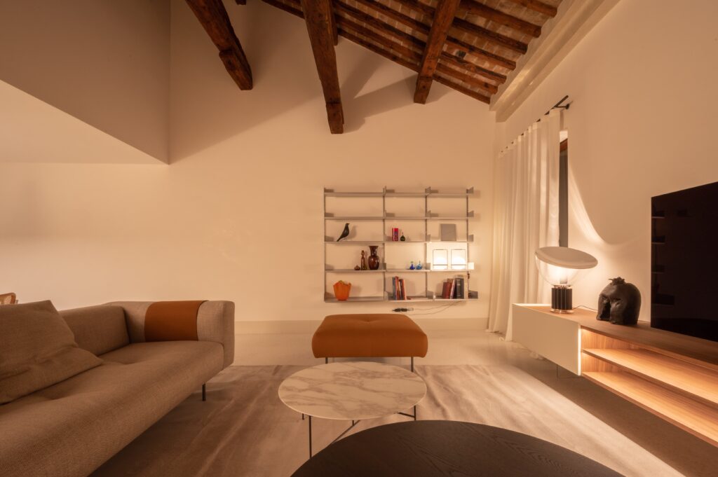 Zona living di un'abitazione progettata da Ambiente 1985 con arredi di design